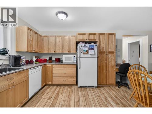 2991 7 Avenue Ne, Salmon Arm, BC - Indoor Photo Showing Kitchen