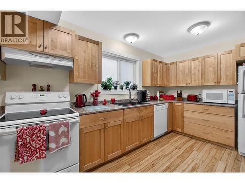 2991 7 Avenue Ne, Salmon Arm, BC - Indoor Photo Showing Kitchen