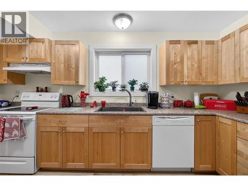 2991 7 Avenue Ne, Salmon Arm, BC - Indoor Photo Showing Kitchen With Double Sink