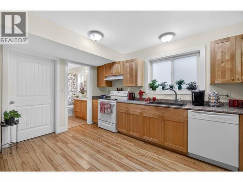 2991 7 Avenue Ne, Salmon Arm, BC - Indoor Photo Showing Kitchen