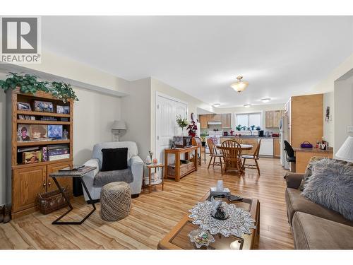 2991 7 Avenue Ne, Salmon Arm, BC - Indoor Photo Showing Living Room