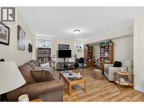 2991 7 Avenue Ne, Salmon Arm, BC - Indoor Photo Showing Living Room