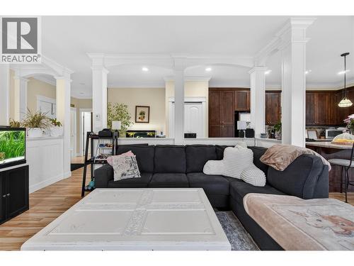 2991 7 Avenue Ne, Salmon Arm, BC - Indoor Photo Showing Living Room