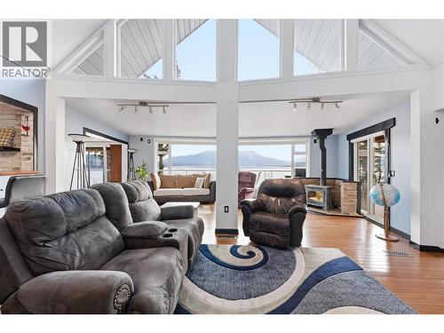 3690 Southview Road, Tappen, BC - Indoor Photo Showing Living Room