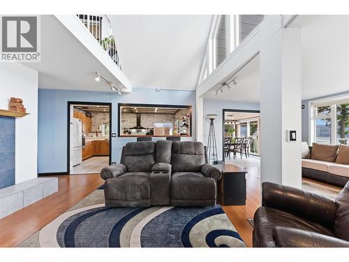 3690 Southview Road, Tappen, BC - Indoor Photo Showing Living Room