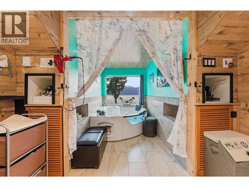 3690 Southview Road, Tappen, BC - Indoor