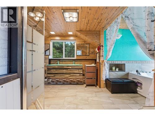 3690 Southview Road, Tappen, BC - Indoor Photo Showing Other Room