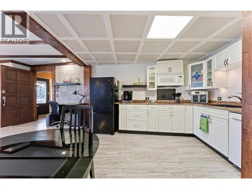 suite - 3690 Southview Road, Tappen, BC - Indoor Photo Showing Kitchen