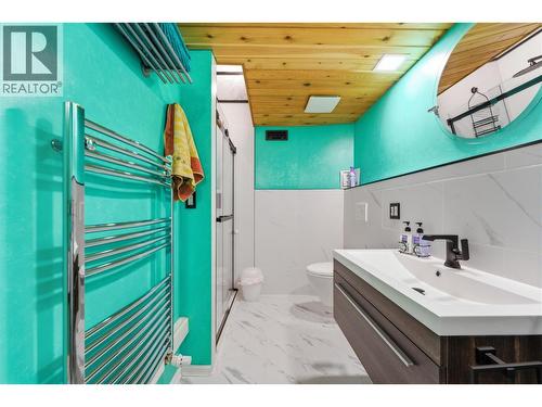 suite - 3690 Southview Road, Tappen, BC - Indoor Photo Showing Bathroom