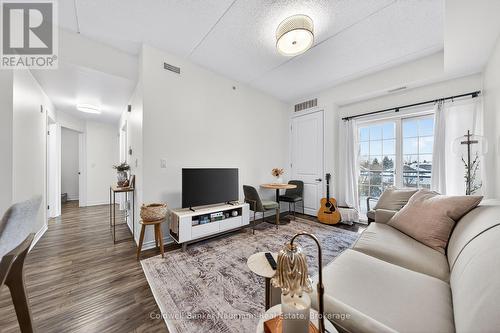 316 - 1077 Gordon Street, Guelph (Kortright West), ON - Indoor Photo Showing Living Room