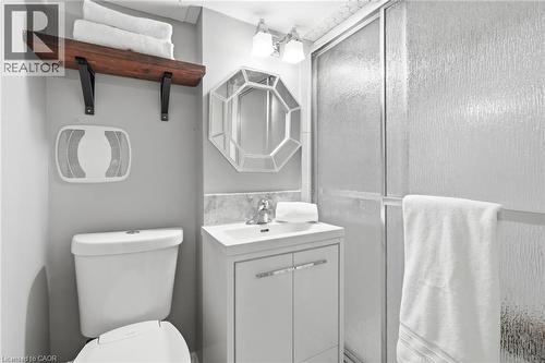 8 Elmore Drive, Hamilton, ON - Indoor Photo Showing Bathroom