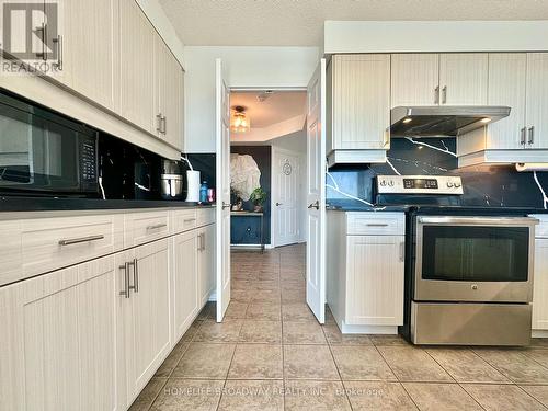 Lots of counter space! - 1709 - 2155 Burnhamthorpe Road W, Mississauga, ON - Indoor Photo Showing Kitchen