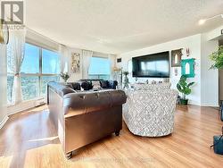 Large Living Room, Very Bright Spacious - 