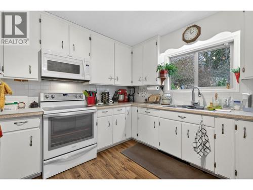 3111 Cedar Drive, Blind Bay, BC - Indoor Photo Showing Kitchen With Double Sink