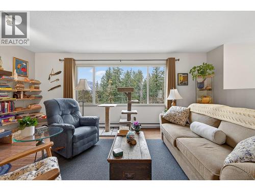 3111 Cedar Drive, Blind Bay, BC - Indoor Photo Showing Living Room