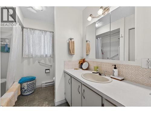 3111 Cedar Drive, Blind Bay, BC - Indoor Photo Showing Bathroom