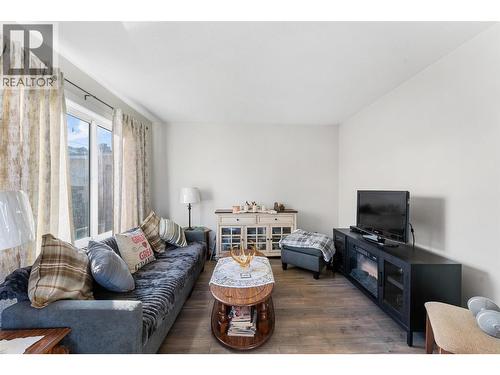 545 Bay Avenue, Kelowna, BC - Indoor Photo Showing Living Room