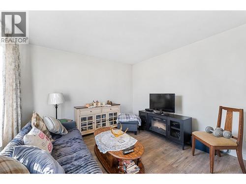 545 Bay Avenue, Kelowna, BC - Indoor Photo Showing Living Room