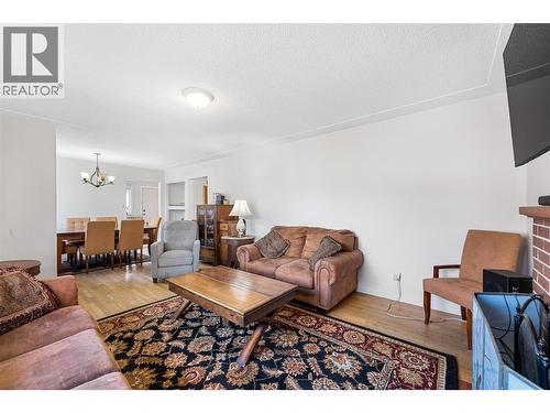 545 Bay Avenue, Kelowna, BC - Indoor Photo Showing Living Room