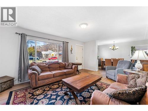 545 Bay Avenue, Kelowna, BC - Indoor Photo Showing Living Room