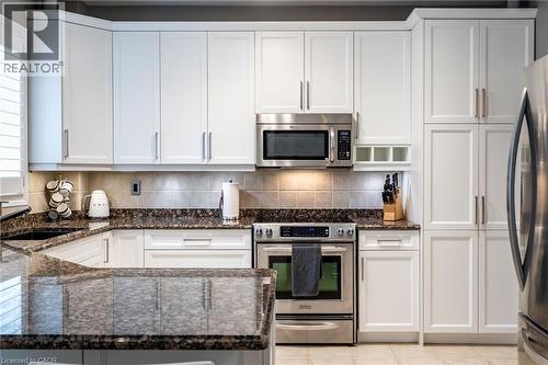 7 Volterra Court, Waterdown, ON - Indoor Photo Showing Kitchen With Upgraded Kitchen