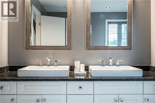 7 Volterra Court, Waterdown, ON - Indoor Photo Showing Bathroom
