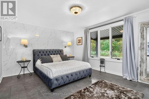 1076 Beaver Lane, Springwater, ON - Indoor Photo Showing Bedroom