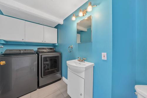 Powder room - 1033 15E Avenue, Laval (Fabreville), QC - Indoor Photo Showing Laundry Room