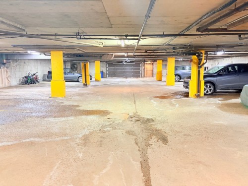 Garage - 302-39 Boul. Brunswick, Dollard-Des-Ormeaux, QC - Indoor Photo Showing Garage