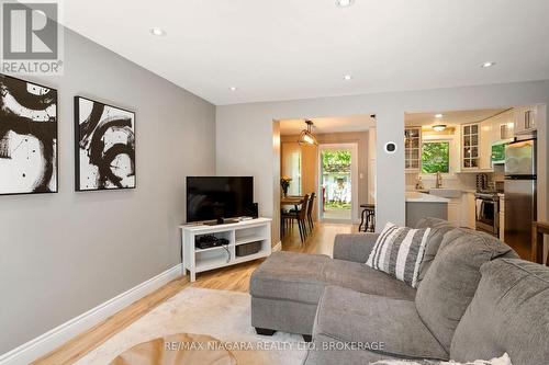 1 Bardadyn Court, St. Catharines (Lakeport), ON - Indoor Photo Showing Living Room