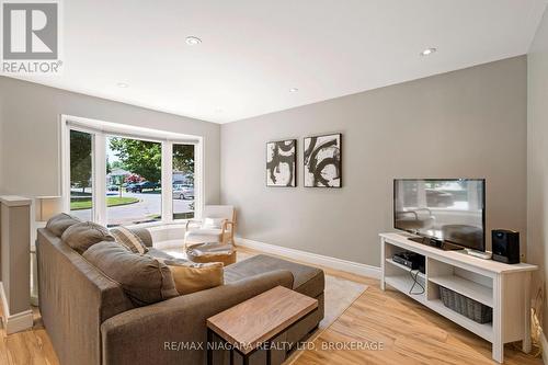 1 Bardadyn Court, St. Catharines (Lakeport), ON - Indoor Photo Showing Living Room