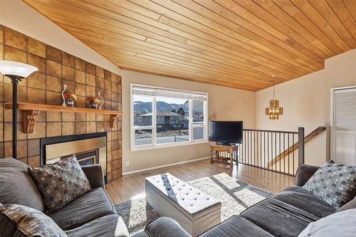 1850 Fleetwood Avenue, Kamloops, BC - Indoor Photo Showing Living Room With Fireplace