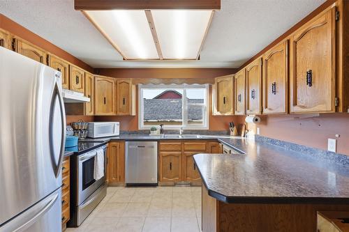 1850 Fleetwood Avenue, Kamloops, BC - Indoor Photo Showing Kitchen With Double Sink
