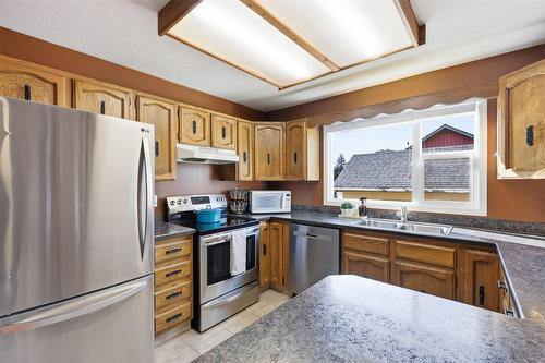 1850 Fleetwood Avenue, Kamloops, BC - Indoor Photo Showing Kitchen With Double Sink
