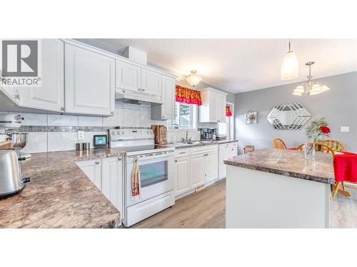 801 Hawkview Drive, Creston, BC - Indoor Photo Showing Kitchen