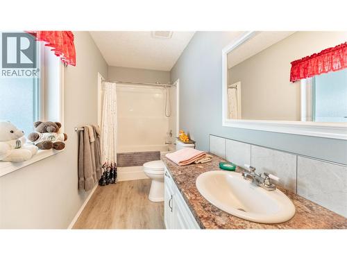 801 Hawkview Drive, Creston, BC - Indoor Photo Showing Bathroom