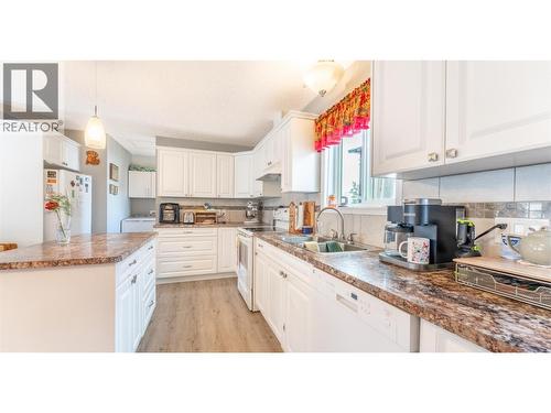 801 Hawkview Drive, Creston, BC - Indoor Photo Showing Kitchen With Double Sink