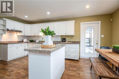 372 Gatestone Boulevard, Waterloo, ON - Indoor Photo Showing Kitchen With Upgraded Kitchen