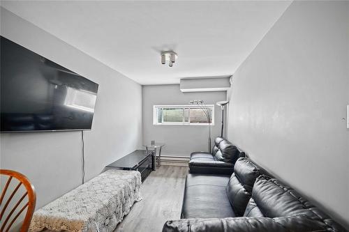 141 Pilgrim Avenue, Winnipeg, MB - Indoor Photo Showing Living Room