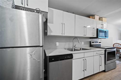 141 Pilgrim Avenue, Winnipeg, MB - Indoor Photo Showing Kitchen With Double Sink With Upgraded Kitchen