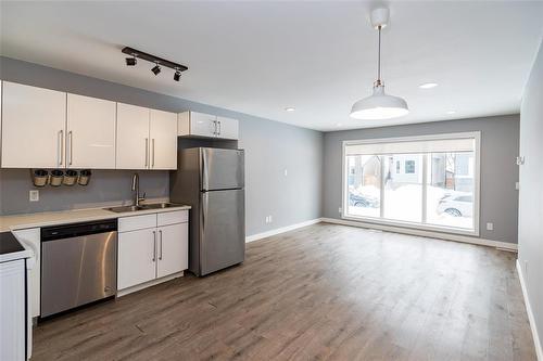 141 Pilgrim Avenue, Winnipeg, MB - Indoor Photo Showing Kitchen With Double Sink