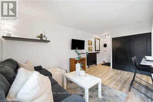 150 - 17 Old Pine Trail, St. Catharines, ON - Indoor Photo Showing Living Room