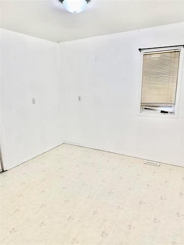 791 7Th Avenue S, Virden, MB - Indoor Photo Showing Other Room