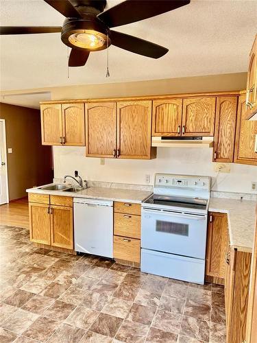 791 7Th Avenue S, Virden, MB - Indoor Photo Showing Kitchen