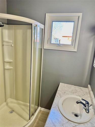 791 7Th Avenue S, Virden, MB - Indoor Photo Showing Bathroom