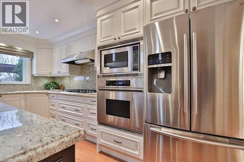 2289 Beejay Court, Mississauga, ON - Indoor Photo Showing Kitchen With Upgraded Kitchen