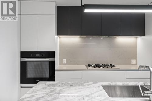 409 - 1414 Bayview Avenue, Toronto, ON - Indoor Photo Showing Kitchen