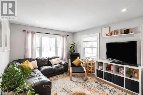 353 Inman Road, Haldimand (Dunnville), ON - Indoor Photo Showing Living Room