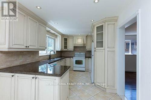 17 Southview Drive, Vaughan, ON - Indoor Photo Showing Kitchen