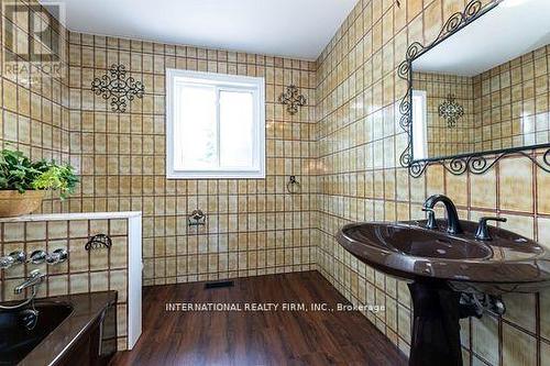 17 Southview Drive, Vaughan, ON - Indoor Photo Showing Bathroom